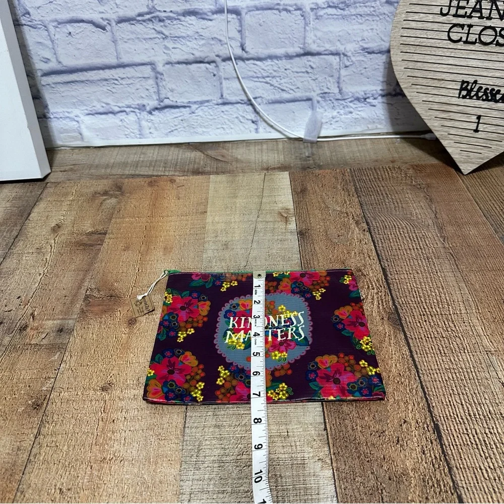 NATURAL LIFE RECYCLED ZIP POUCH KINDNESS MATTERS